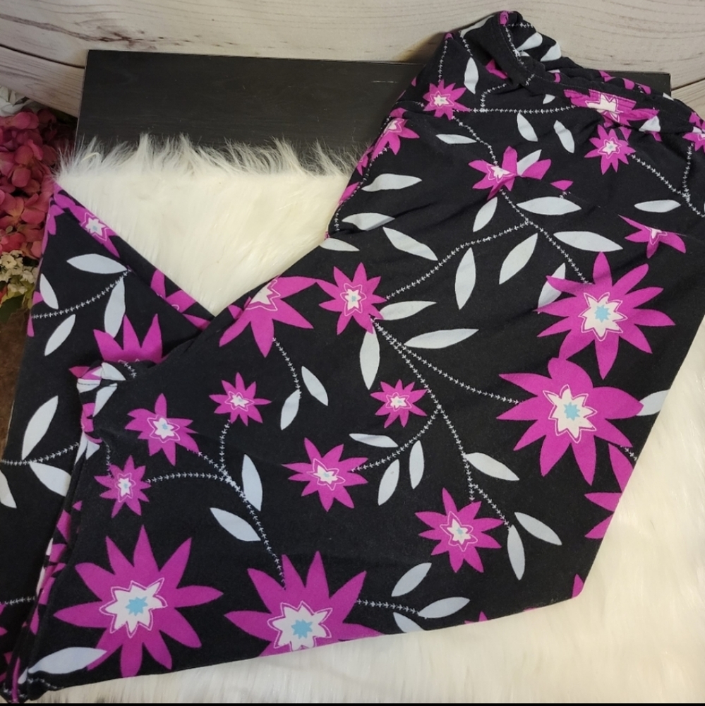 LuLaRoe Tall and Curvy 2 Leggings